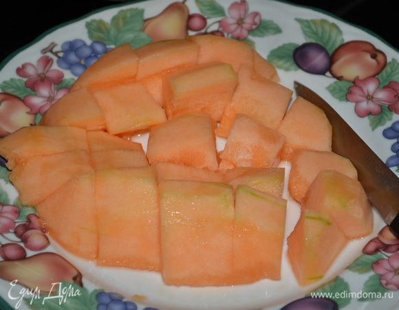 Очистим небольшую дыню от семян и кожуры. Порежем кубиками. Оставим несколько кубиков для добавления в коктейль готовый. Лайм порежем дольками.
