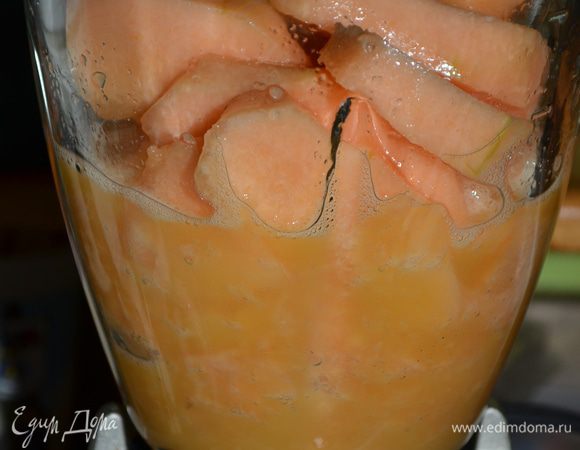 Сложим порезанные кусочки дыни в блендер, добавим сок и взбить до однородной массы.