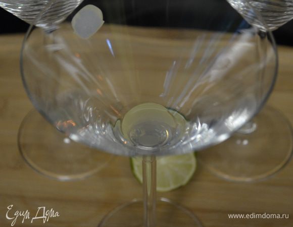 В каждый бокал добавим по 1/2 ч.л  сок лайма и 1 ч.л  сахар на бокал. 