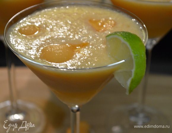 Затем добавим дынный коктейль, кусочки дыни и лайма. Подаем тут же. Приятного аппетита.