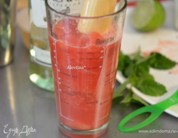 Выложить в вместительную емкость арбузные ломтики, залить соком лайма и сахара и раздавить.