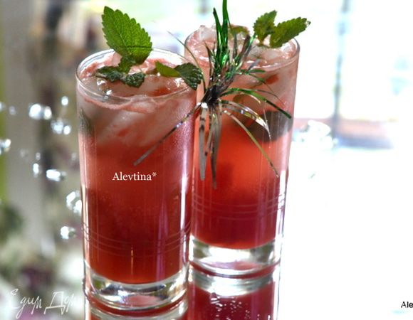 Разлить все по бокалам. Добавить ром, имбирный эль по желанию,лед, листья мяты. Подавать тут же.
