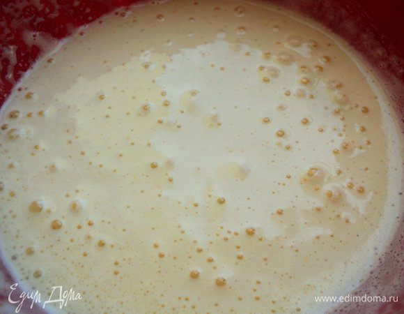 Бисквит:  яйца взбить с  сахара, поставив емкость, в которой взбиваем, на кастрюлю с горячей водой (посуда  не должна касаться воды и кастрюлю не ставить на огонь) до увеличения в объеме в 3-4 раза в течении 5-6 минут. 