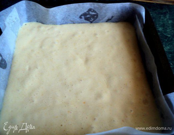 Снять яичную смесь с водяной бани и осторожно добавить смесь муки с крахмалом и разрыхлителем, осторожно  перемешать до однородной массы. Дно и бока формы для выпечки  размером 20х20 см застелить бумагой для выпечки, смазать маслом, вылить тесто. 