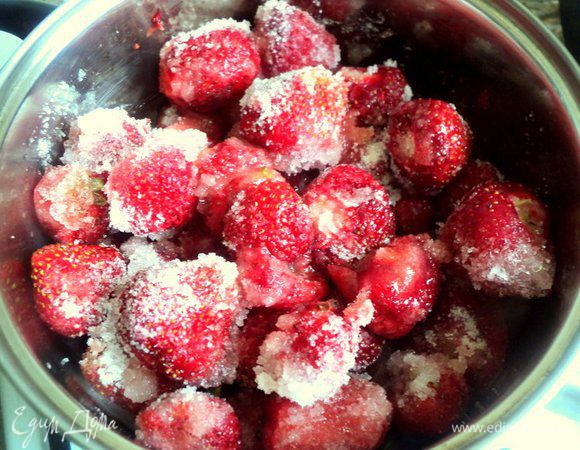 Для клубничного суфле: В кастрюлю положить клубнику, добавить сахар и воду, довести до кипения. Проварить 2-3 минуты, затем пюрировать при помощи блендера.