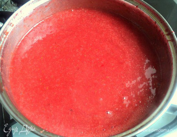 Добавить в пюре клубничное желе, хорошо перемешать до его растворения.
Затем добавить растворенный пудинг  в клубничное пюре. Поставить на огонь и, постоянно помешивая, довести до загустения ( не кипятить!).Охладить.
