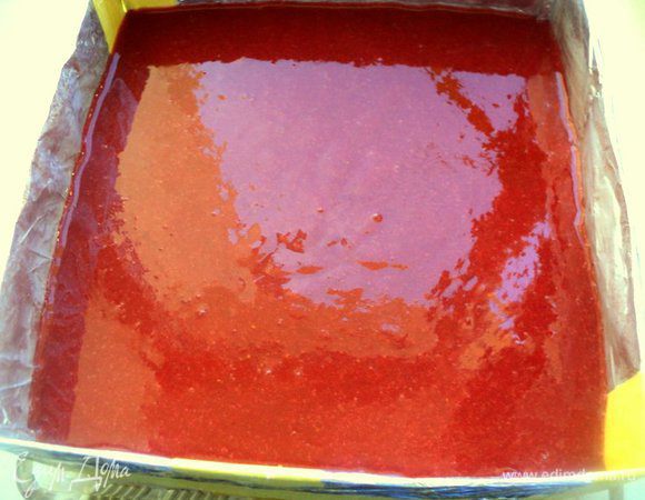 Выложить клубничное суфле на бисквит.