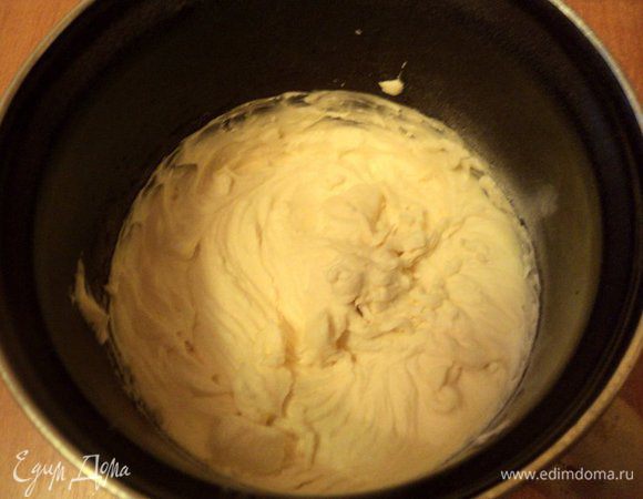 Охлажденные сливки взбить с сахаром и закрепителем сливок.