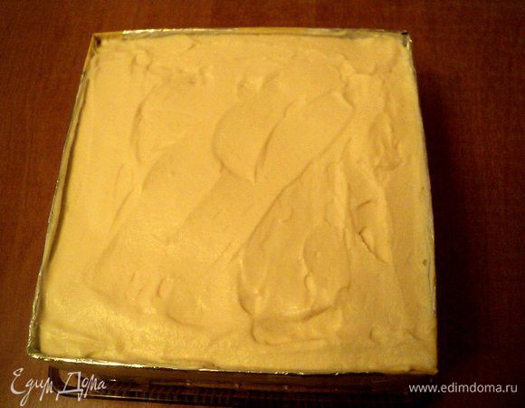 Выложить взбитые сливки поверх бисквита.