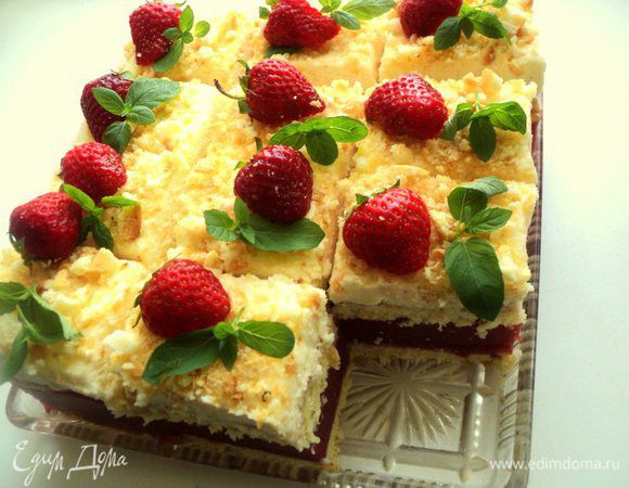 Готовый пляцок освободить от бортиков, разрезать на кусочки. Украсить клубникой и листиками мяты.