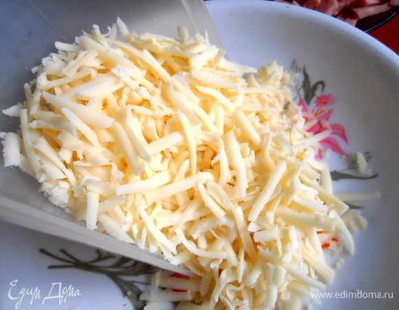 Сыр натираем на крупной тёрке...