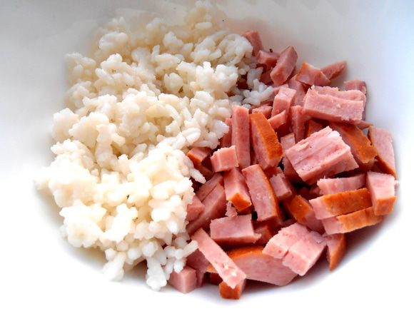 Соединяем начинку...,рис+колбаса.