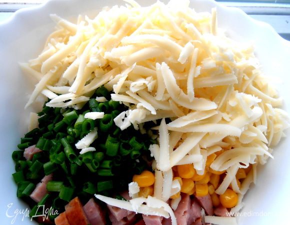 Сыр не весь добавлять...,оставить немного для склеивания краёв!