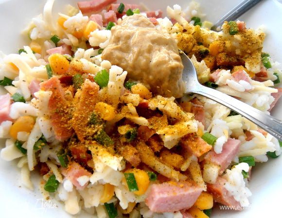 Сухую приправу из ароматных травок и соль,если нужно. У меня от штруделей осталась пара ложек взбитого яйца...,тоже добавила,чтобы не пропало))) Но можно и без яйца обойтись,сыр всё склеит...,проверено!