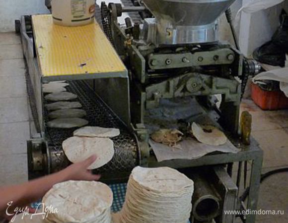 Вот такое фото я нашла в интернете...Машина по изготовлению тортилий!
