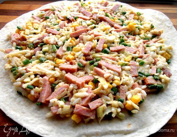 Думаю,они сейчас продаются в любом крупном супермаркете...,не машины))),а лепёшечки,конечно))) Так вот,выкладываем начинку ровным слоем на лепёшку,отступив от края сантиметр.