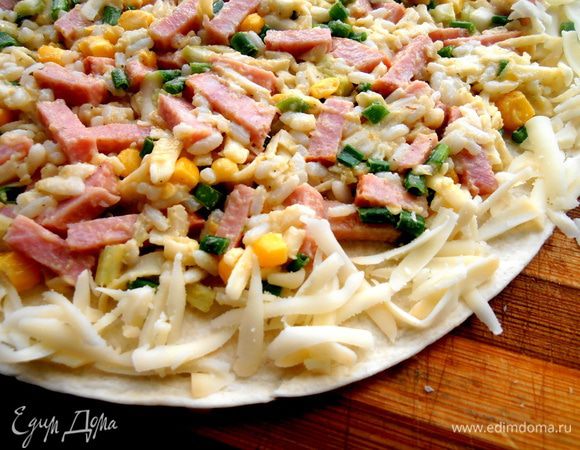 Теперь мой секрет)))...Всем известно.что сыр при нагревании плавится,поэтому по краю лепёшки аккуратно присыплем тёртого сыра!