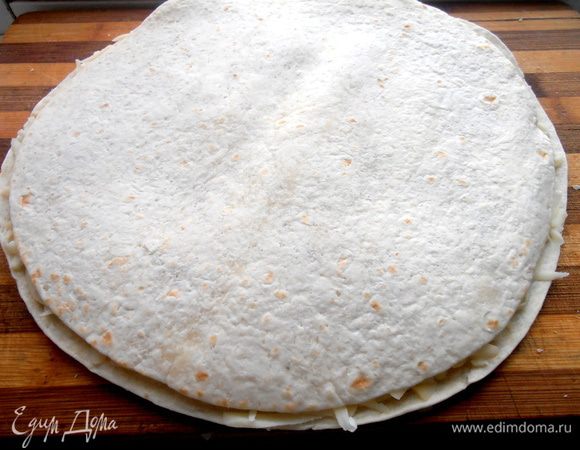 Накрываем второй лепёшкой и переносим на разогретую сухую сковороду с подходящим по диаметру дном.