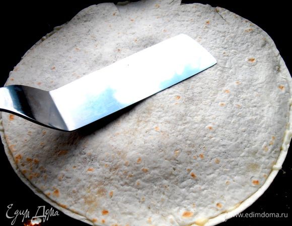 Прижимаем ладонями,пока не горячо или лопаткой по всему кругу,а особенно по краю.