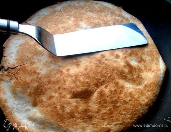 Следим,чтобы не подгорел низ (для этого не делаем сильный огонь!),а потом переворачиваем и жарим другую сторону.