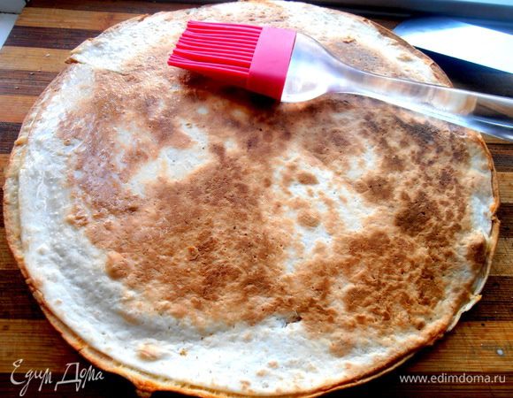 Готовую зажаристую лепёшку переносим из сковороды и промазываем топлёным сливочным маслом или сливками...Кто не хочет,можно не промазывать,тогда будет верх хрустеть!