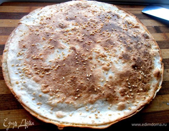 И посыпаем семечками смазанный верх!