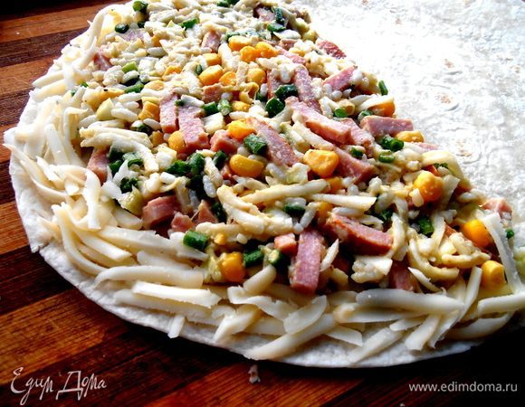 Присыпаем снова сыр на край лепёшки...