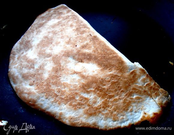 Также переносим на сухую горячую сковороду и,прижимая,жарим с двух сторон.