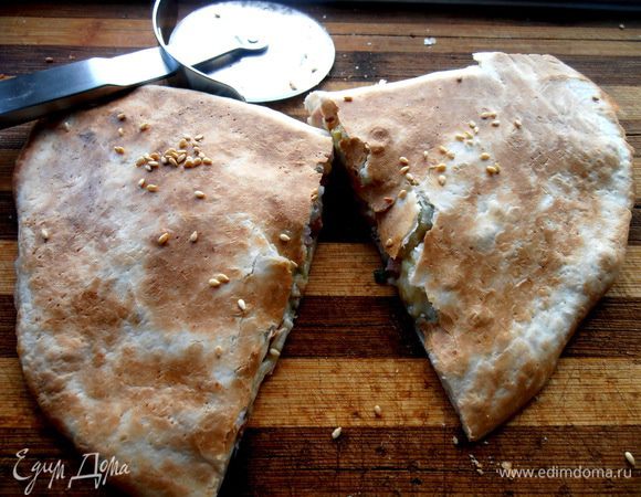 Разрезаем и кушаем,пока горячая!!!