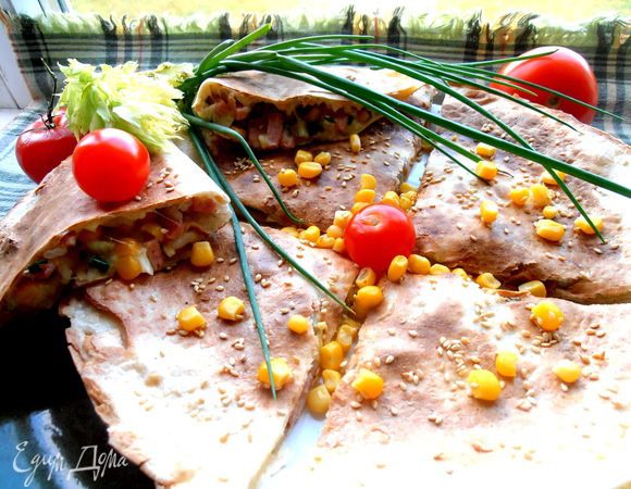 Такую закрытую сытную лепёшку можно взять с собой на пикник или в дорогу,чтобы не покупать сомнительный перекус у дороги...