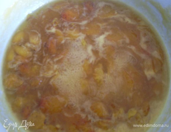 Довести до кипения, снять пену  и варить на слабом огне не более 5 минут.