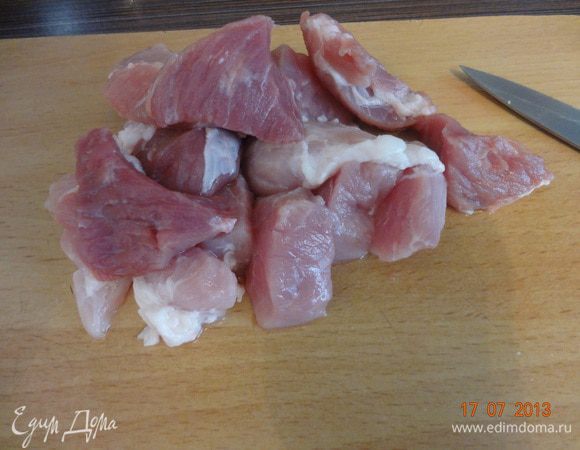 Мясо вымыть, обсушить, нарезать кусочками со спичечный коробок, можно чуть меньше, выложить в кастрюлю, залить 1,5 литрами воды, довести до кипения, снять пену и варить на медленном огне до полуготовности (я варю минут 40-50).
