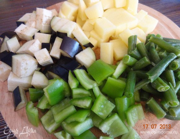 Картофель, баклажаны с кожицей, сладкий перец нарезать крупным кубиком. Фасоль - кусочками 2-3 см, если замороженная - разморозить.