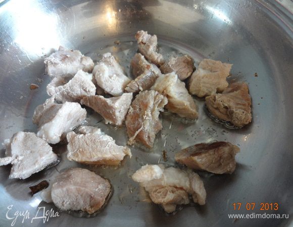 Кусочки мяса вынуть из бульона, обжарить в глубокой сковороде с растительным маслом 3-5 минут, добавить к ним лук, овощи, залить процеженным бульоном, варить на медленном огне до готовности овощей (минут 40-50 опять же).