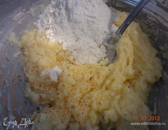 Все хорошо смешать и всыпать муку, перемешать до однородности.