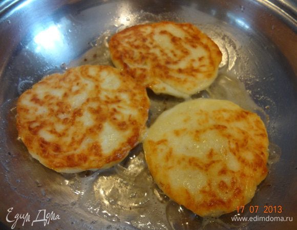 Разогреть растительное масло в сковороде, столовой ложкой брать тесто, обваливать в муке, формируя плоские лепешки и обжаривать с двух сторон до золотистого цвета.