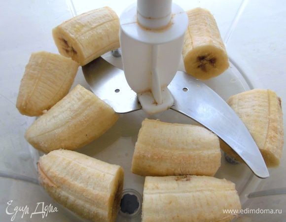 Бананы нужно нарезать кусочками. У меня были крупные куски, но лучше сразу нарезать маленькими кружочками, чтобы лучше взбивалось. Отправить в морозилку на 3-4 часа. Количество бананов зависит о Вашего аппетита (у меня было 2 средних). Замороженные бананы взбить в блендере до кремообразной консистенции. Я сначала взбила в измельчителе, а потом- в блендере. Если Вы хотите мороженое без добавок, его можно уже есть! 