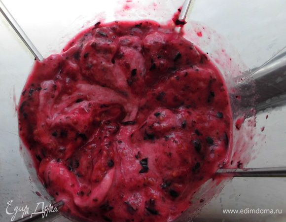 Теперь нужно смешать обе массы в блендере до однородности. Он взбивает не очень охотно, нужно часто останавливаться, помешивать и дальше взбивать. Но в итоге получается такая нежная, воздушная, невероятно красивая и такая вкусная однородная масса! Это и есть мороженое! Если Вы хотите мягкое мороженое, то можно есть сразу же. А можно  опять поставить в морозильник, чтобы оно как следует замерзло, а потом набирать ложкой. Но все-таки я советую хотя бы немного после взбивания подержать мороженое в морозилке, чтобы оно не было таким уж мягким, а немного схватилось. И потом просто тщательно взбить ложкой и подавать. Приятного Вам аппетита!