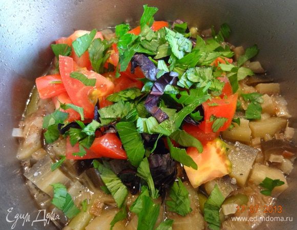 За 10-15 минут до готовности суп посолить, поперчить, добавить помидоры, зелень, чеснок. Готовый бозбаш оставить на 15-20 минут, тогда он станет насыщеннее, ароматнее и вкуснее. Можно подавать традиционно с бульоном, мы любим кушать как второе.