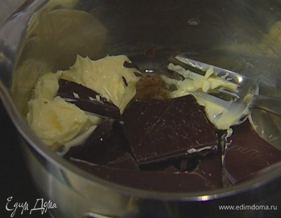 Шоколад и 50 г сливочного масла поместить в маленькую кастрюлю и растопить на медленном огне.