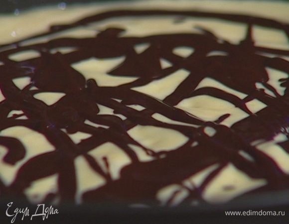 Выложить на тесто творожную массу и полить сверху растопленным шоколадом.