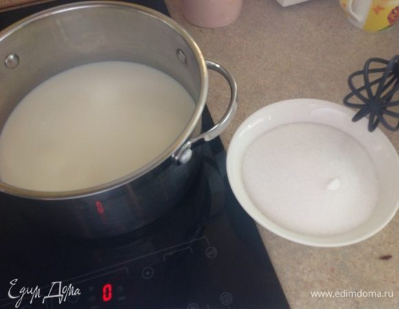 В миске смешать сахар, манку,соль.
Сверить на молоке густую кашу.... варить постоянно помешивая.