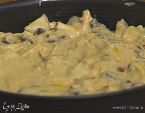 Форму для выпечки смазать растительным маслом, выложить в нее тесто. 