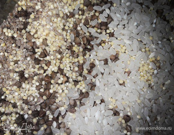 Насыпаем,  по 3-4 ст. ложки различных злаков, моем, заливаем кипятком и варим. Через 5 мин - нарезаем в кашу картофелину, варим еще мин 7, до готовности. 