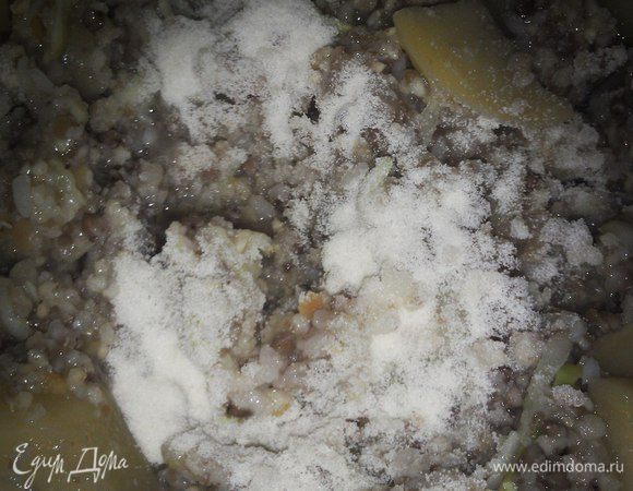 Добавляем манную крупу -нууу, пару-тройку горстей. а так же специи и соль. НАкрываем, через несколько минт манка впитает влагу и придаст нужную консистенцию массе. Помять все толкушкой.