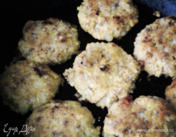 Лепим котлеты ( я обычно делаю малыши, но в этот раз было гигантское настроение)))  и жарим! много масла не надо , к чему оно?))