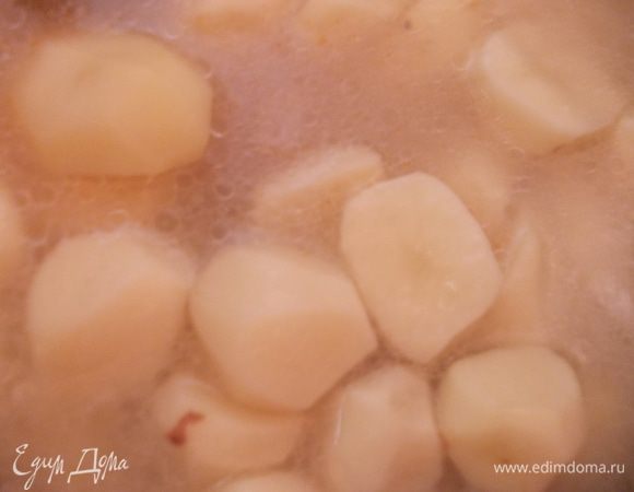 Сварить до полу готовности рульку, добавить крупно нарезанный картофель. Если мелкий, можно добавить целиком. Варить на медленном огне,чтобы бульон немного покрывал картофель