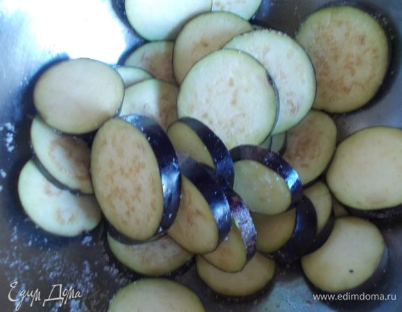 Баклажаны порезать кольцами,посолить и оставить,чтобы вышла горечь.