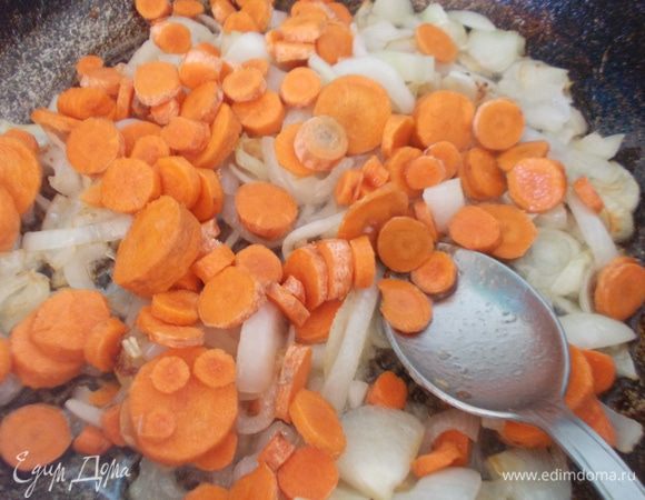 Лук порезать полукольцами, морковь кольцами и  пассеровать в небольшом количестве масла,до золотистого цвета.Затем добавить томатную пасту и выключить огонь.