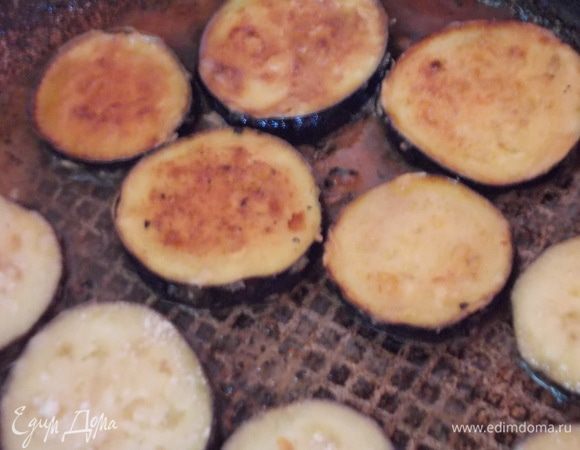 Баклажаны промыть и обсушить полотенцем. Затем каждое колечко обмакиваем в муке и обжариваем в растительном масле,до золотистого цвета.